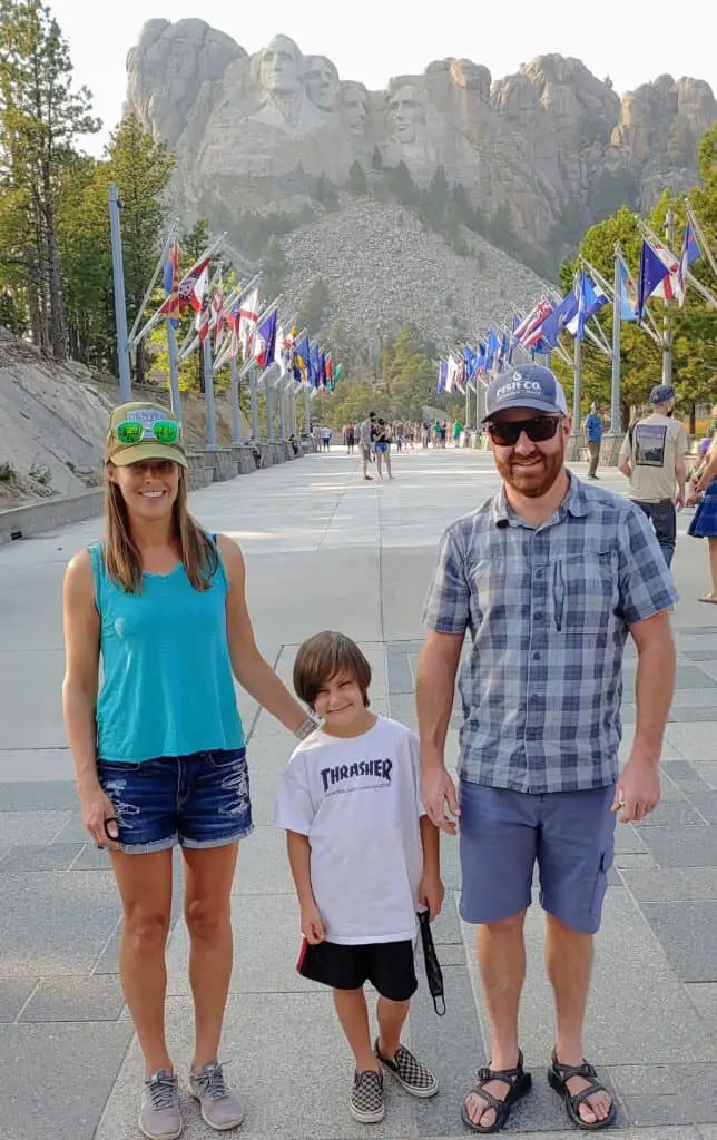 family in front of the carvings of mt rushmore